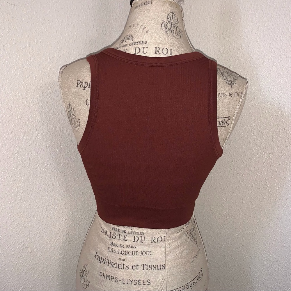Seamless Ribbed Sports Crop Top - Picture 8 of 10
